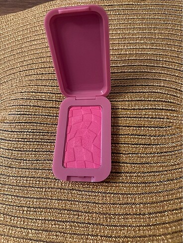 Beden Nyx Buttermelt Blush
