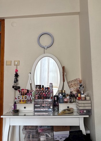 Beyaz Makyaj Masası ve Aksesuarları