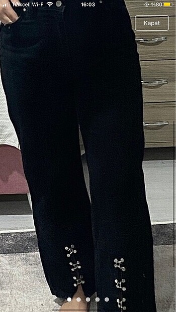 Paça detay jean ve çanta