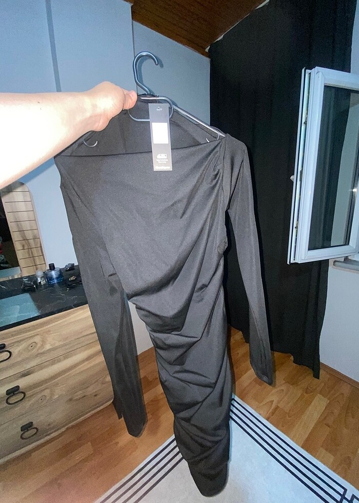 Omuz dekolteli büzgülü elbise - Görsel 2