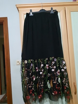 cicek deseni detaylari olan sifon etek