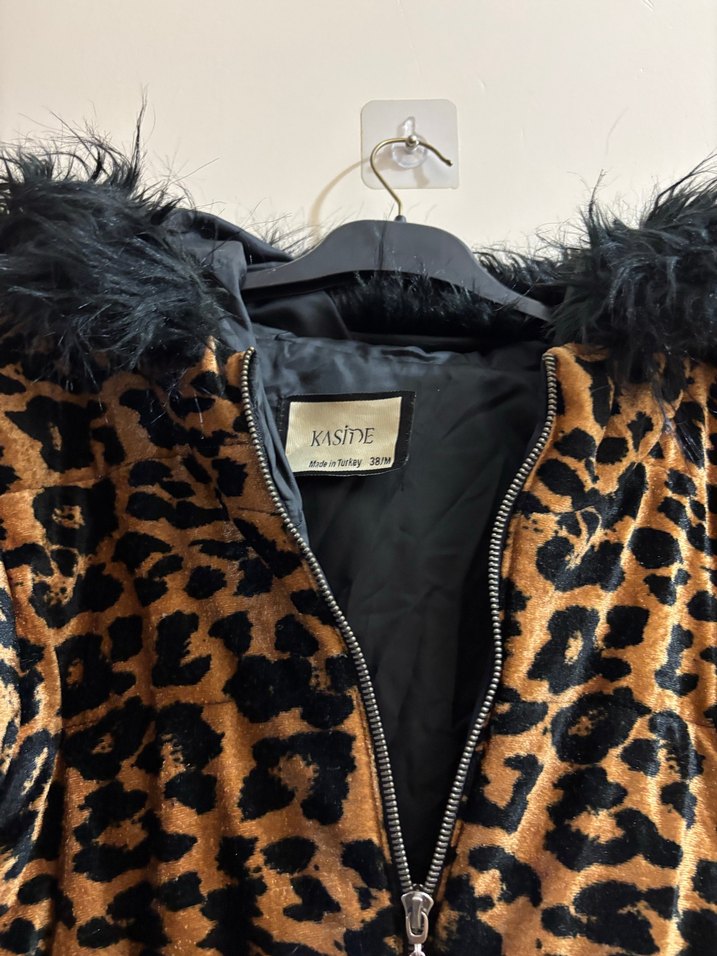 Leopar Desenli Kadın kadife şişme mont - Görsel 5