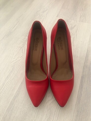 Kırmızı stiletto ayakkabı