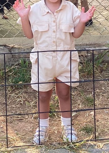 Kız Bebek Bej Düğmeli Kısa Kollu Tulum - Görsel 2