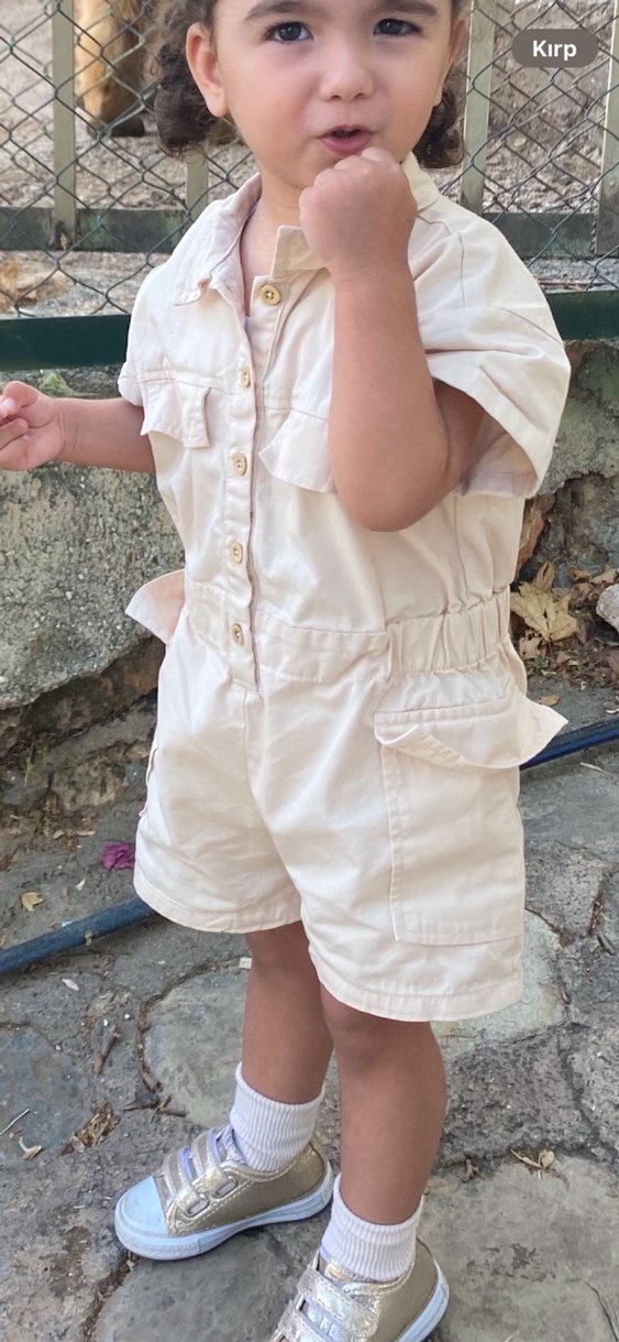 Kız Bebek Bej Düğmeli Kısa Kollu Tulum - Görsel 3