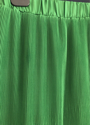 38 Beden yeşil Renk 38 beden yeşil etek 1 kere giyildi