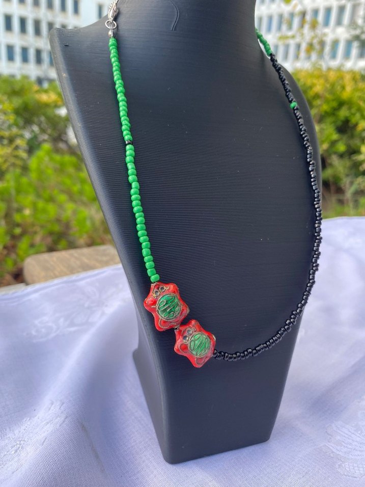 El Yapımı Etnik Desenli Siyah Yeşil Boncuklu Kolye - Görsel 2