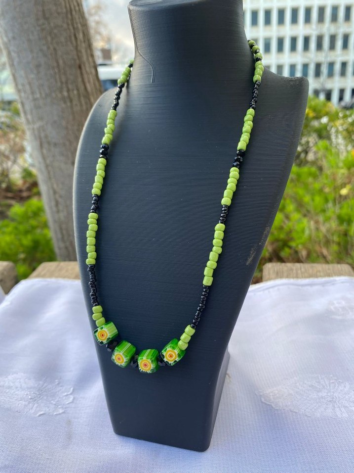 El Emeği Yeşil Çiçekli Boncuk Kolye ve Küpe Seti - Görsel 3