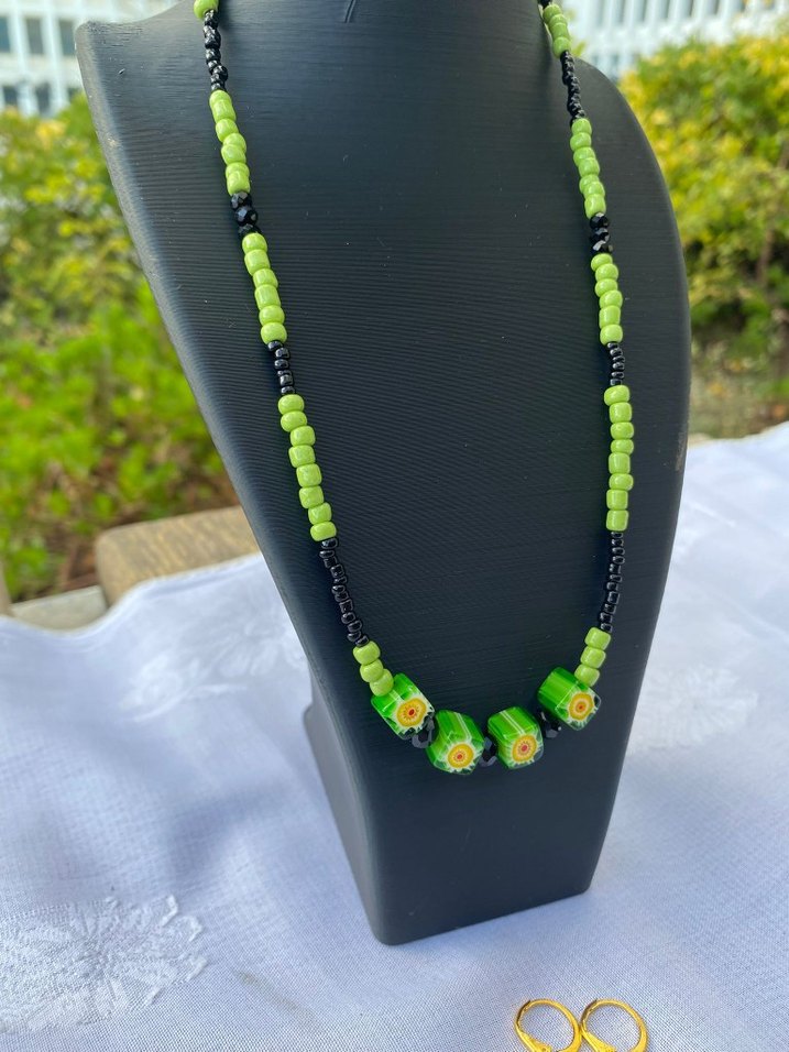 El Emeği Yeşil Çiçekli Boncuk Kolye ve Küpe Seti - Görsel 2