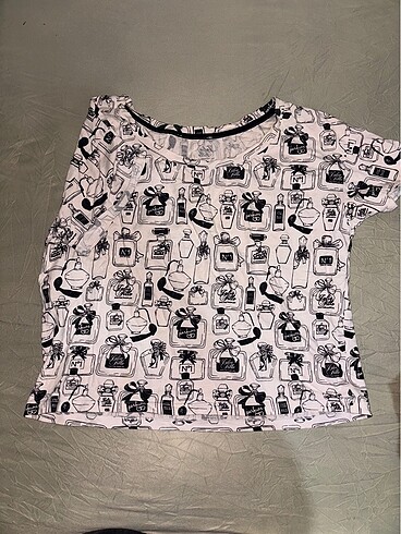 T-shirt beyaz desenli