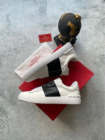 Valentino Stud Beyaz Spor Ayakkabı