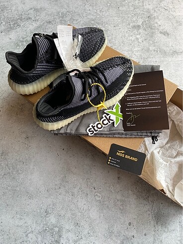 Adidas Yeezy 350 Boost v2 Carbon