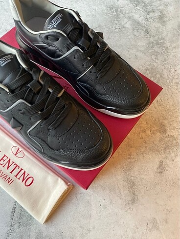 Valentino Valentino one stud