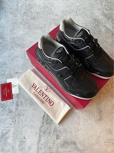 Valentino one stud