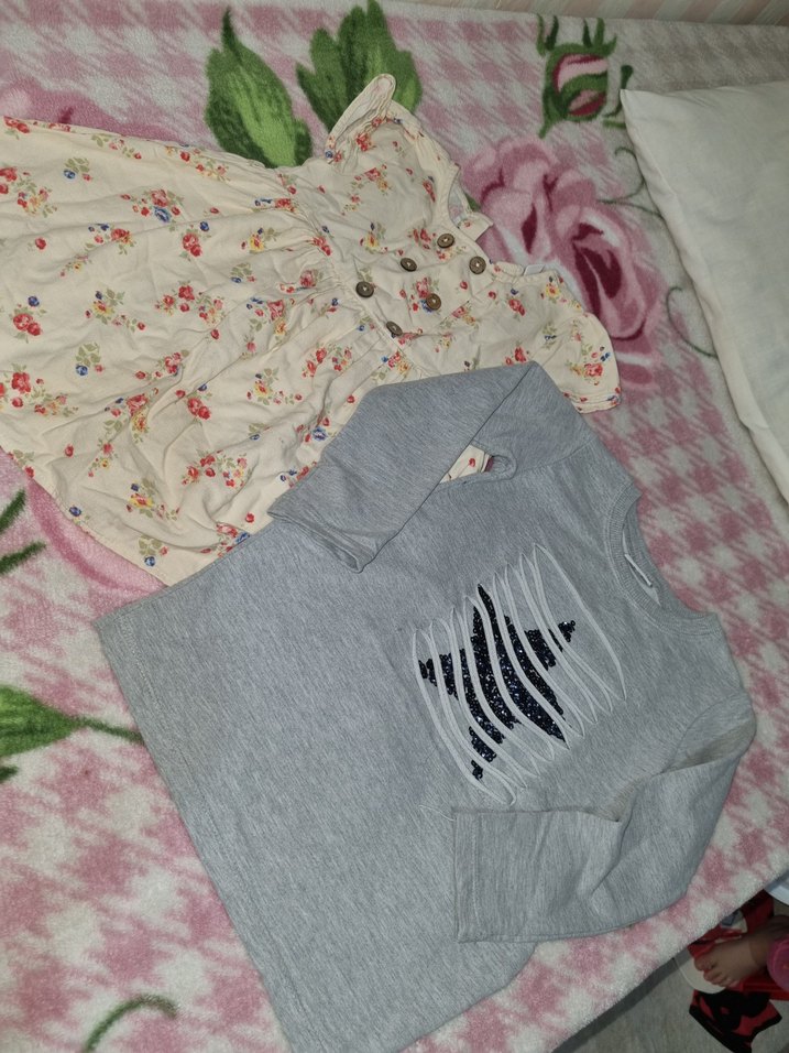 Çiçek Desenli Düğmeli Kız Elbisesi - Görsel 3