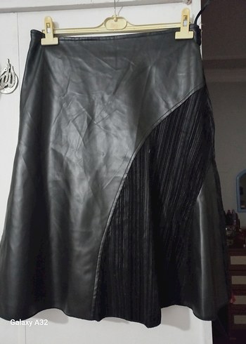 Deri Pilili Midi Siyah Etek
