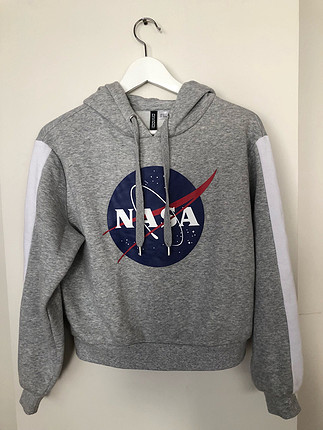 H&M gri NASA sweatshirt. 