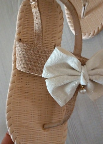38 Beden Fiyonklu Bej Sandalet