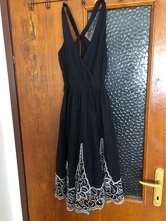 Siyah gupur detaylı elbise