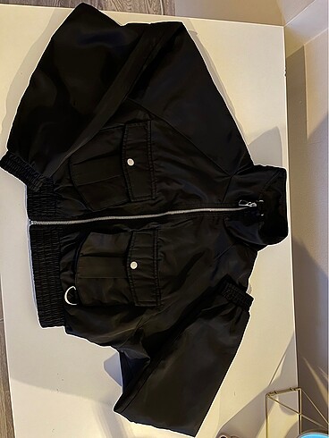 bershka siyah reflektörlü paraşüt ceket
