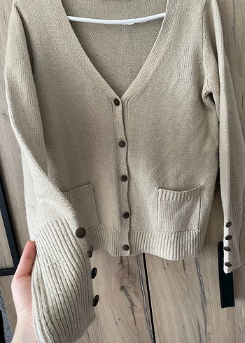 Bej Düğmeli V Yaka Kadın Hırka - Görsel 3