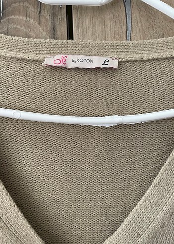 Bej Düğmeli V Yaka Kadın Hırka - Görsel 2