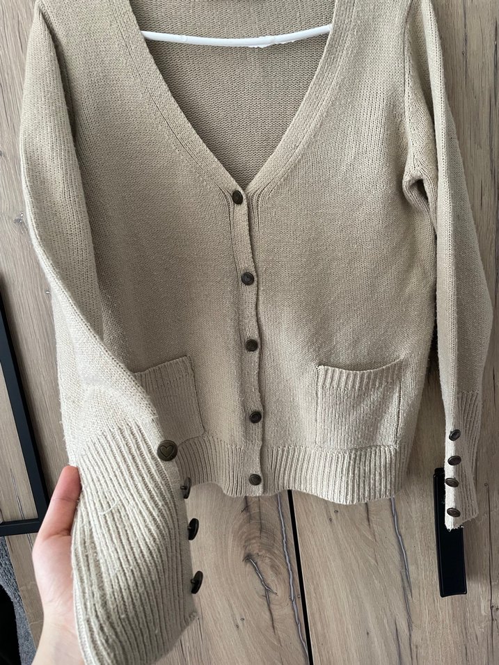 Bej Düğmeli V Yaka Kadın Hırka - Görsel 3