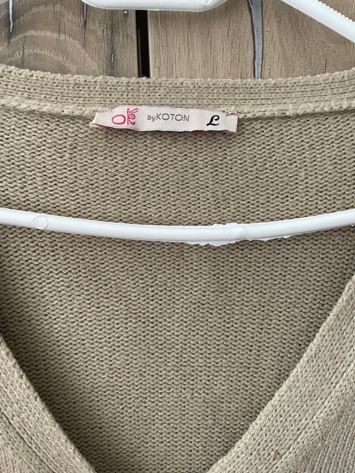 Bej Düğmeli V Yaka Kadın Hırka - Görsel 2