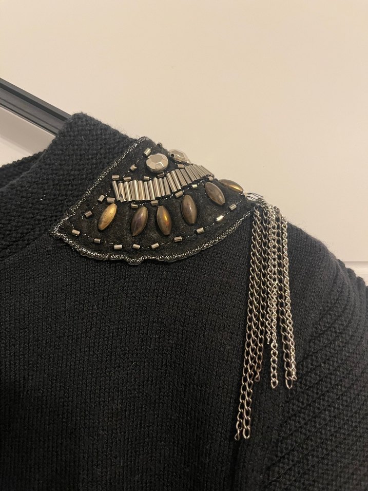 Zincir Detaylı Siyah Kadın Tişört - Görsel 3