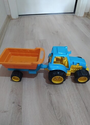 Oyuncak traktor