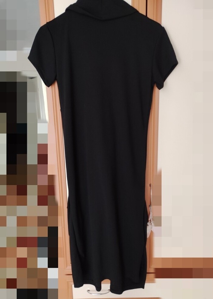 Siyah dökümlü elbise - Görsel 2