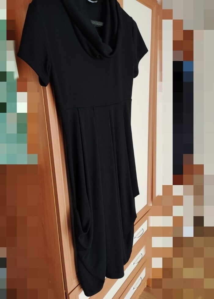 Siyah dökümlü elbise - Görsel 3