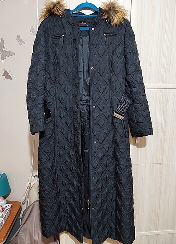 Kapüşonlu uzun kapitone mont - Görsel 4