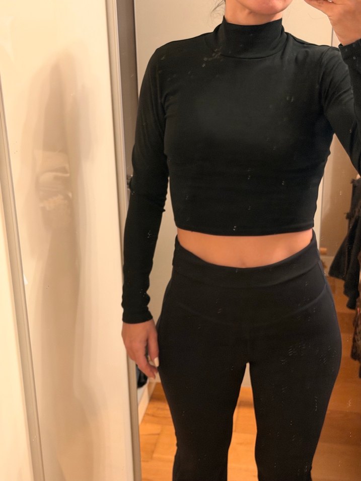 Siyah Yüksek Yakalı Uzun Kollu Crop Top - Görsel 2