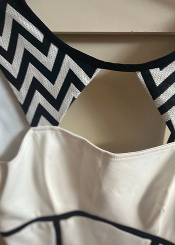 V Yaka Siyah Beyaz Midi Elbise - Görsel 4