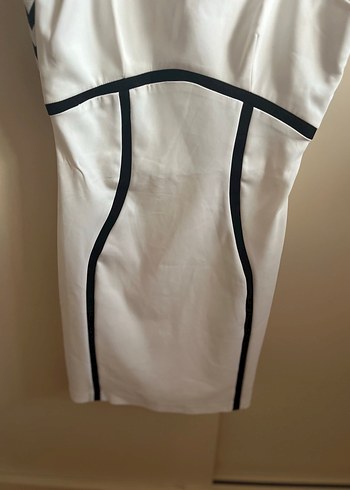 V Yaka Siyah Beyaz Midi Elbise - Görsel 3