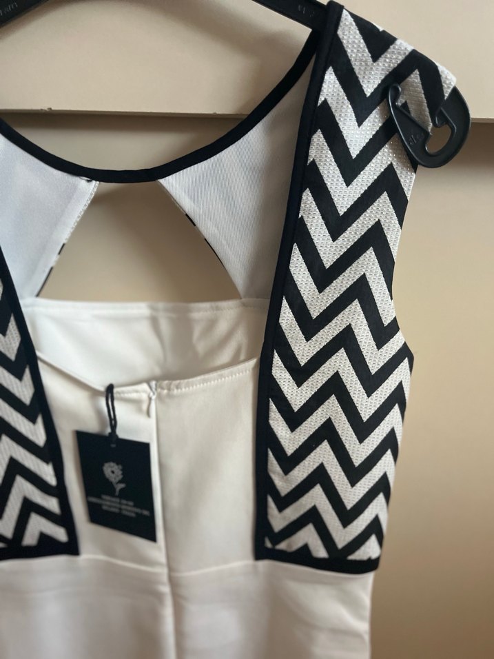 V Yaka Siyah Beyaz Midi Elbise - Görsel 5