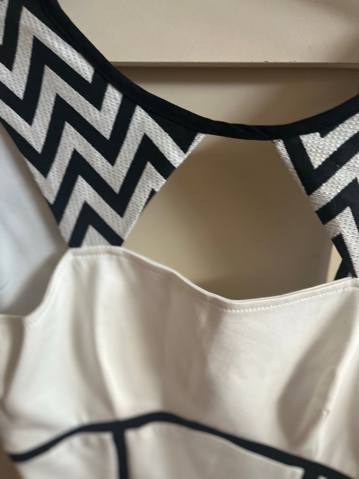 V Yaka Siyah Beyaz Midi Elbise - Görsel 4