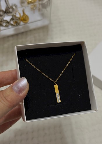 Altın Renk Zincir Detaylı Minimalist Kolye