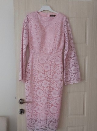 Pembe elbise
