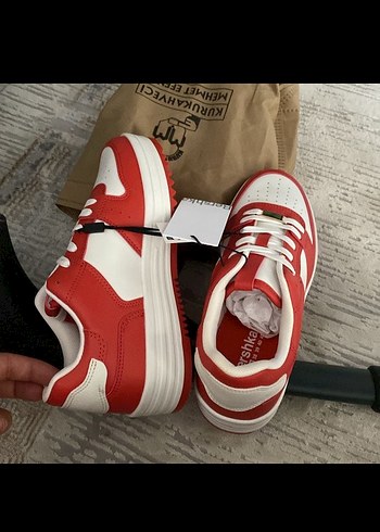 37 Beden Bershka Kırmızı Beyaz Kadın Spor Ayakkabı