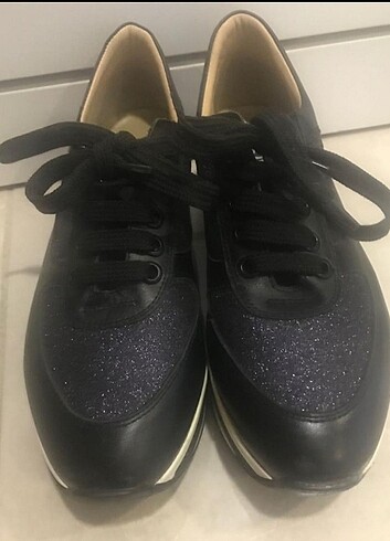 İnci simli sneaker