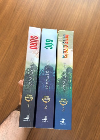 Kate Stewart Üçlemesi: Sürü, Göç, Bitiş Çizgisi - Görsel 2