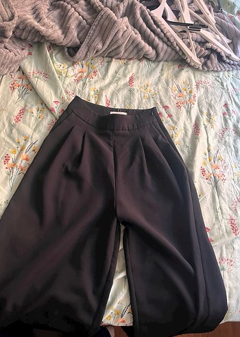 Kadın Siyah Pilili Kumaş Pantolon