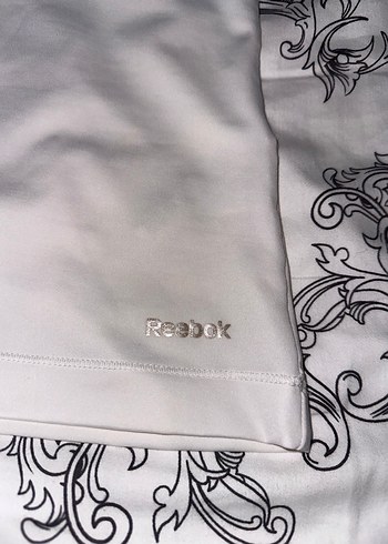 Beyaz V Yaka Spor Atlet - Görsel 4