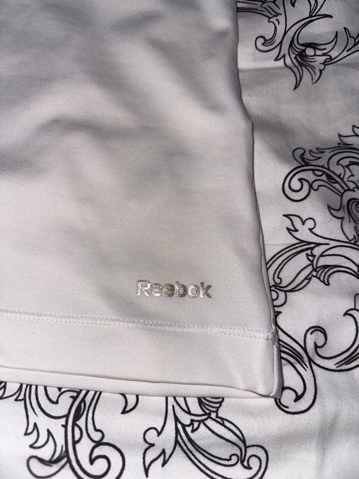 Beyaz V Yaka Spor Atlet - Görsel 4