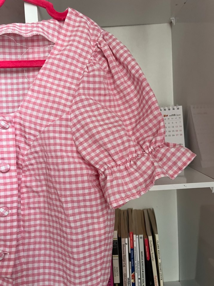 Pembe Düğmeli Kareli V Yaka Bluz - Görsel 4