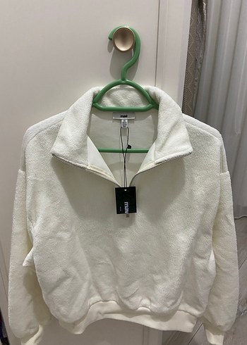 Beyaz Fermuarlı Yüksek Yakalı Kadın Sweatshirt