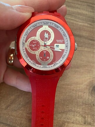 Kırmızı silikon kayışlı swatch saat
