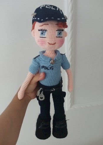 Mavi Polis Temalı El Örgüsü Bebek